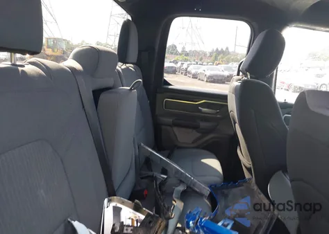 2021 Ram 1500 Big Horn 4X4 6'4 Box z USA, uszkodzony, nr VIN 1C6RRFBG0MN646763